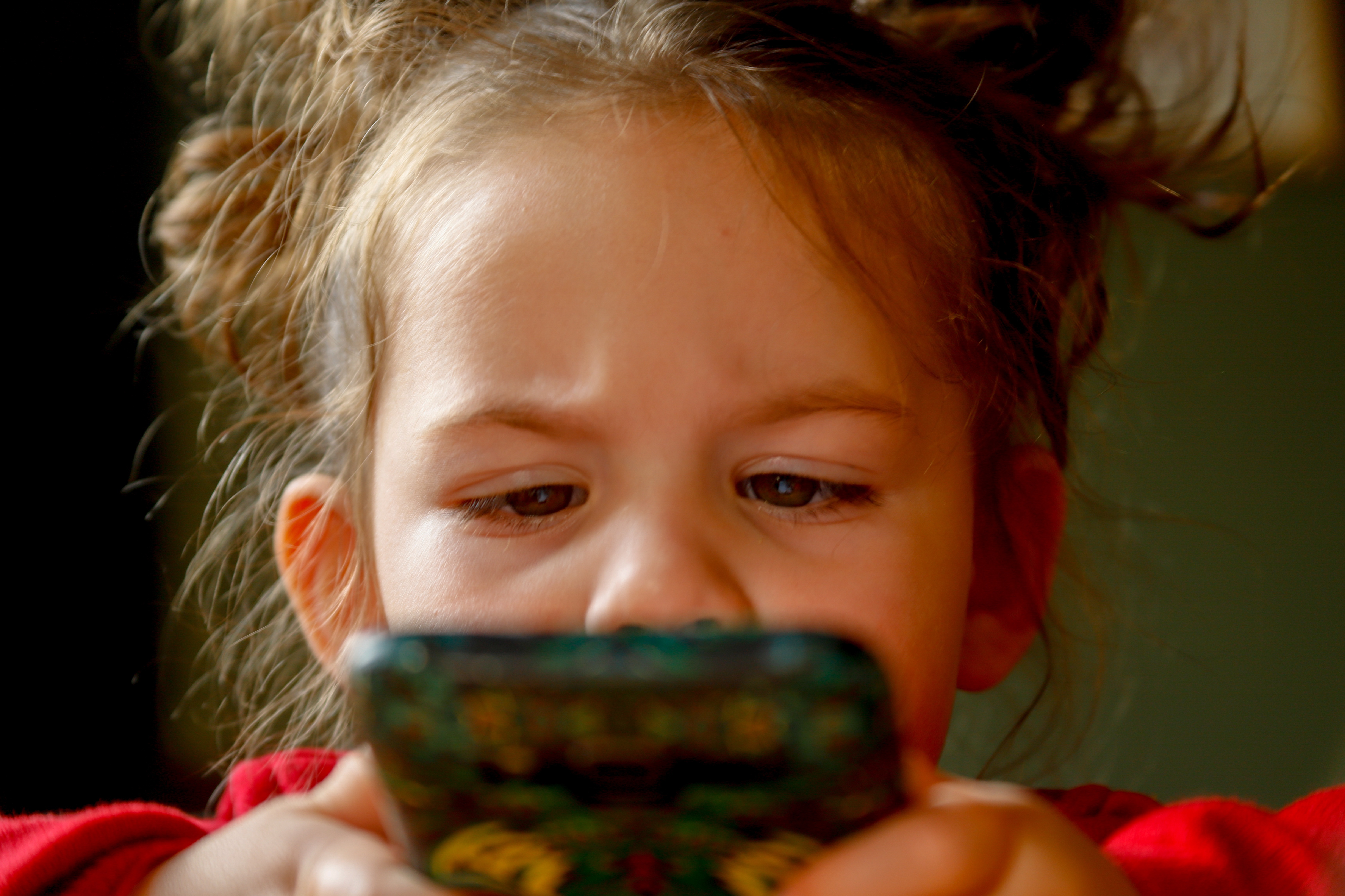 Parents urged to delay smartphones for kids after links to better mental health in new research