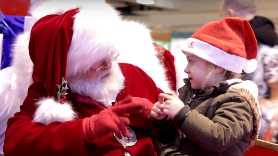 Santa Using Zyn Heartwarming video of Santa using sign language with a 3-year-old goes ...