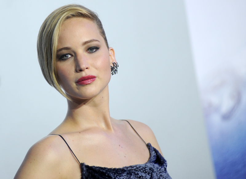 Jennifer Lawrence (Almost) Falls Over AGAIN! Celebrity News