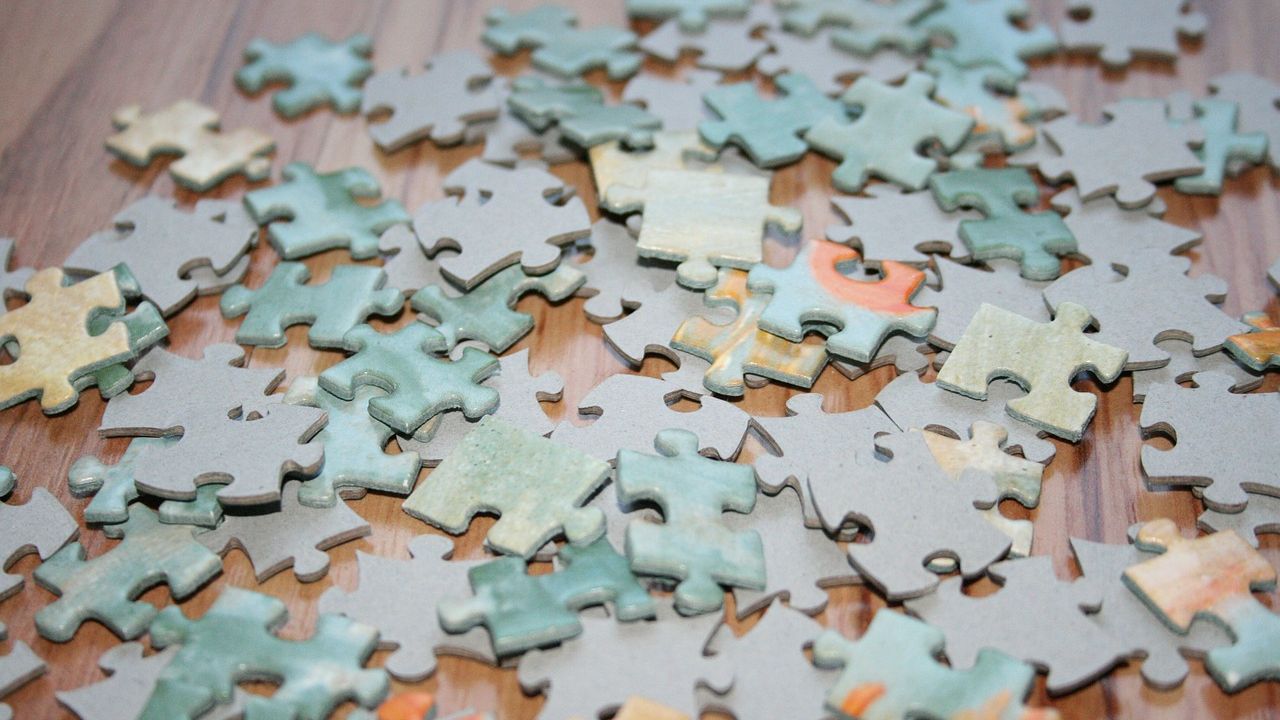 Can you find the mistake in this puzzle? Celebrity Hits Radio