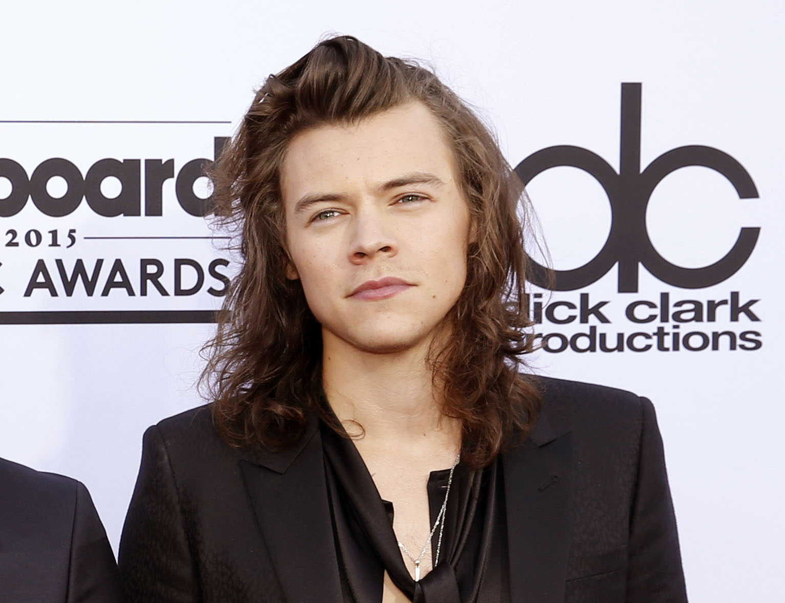 Harry Styles FINALLY reveals short hair on Snapchat | Celebrity - Hits Radio