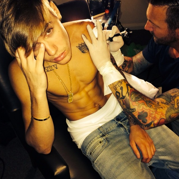 Justin Bieber turns tattoo artist for the day | Daily Mail Online