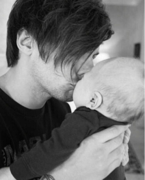 Larry Stylinson Conspiracy Theorists Insist Louis Tomlinson's Baby